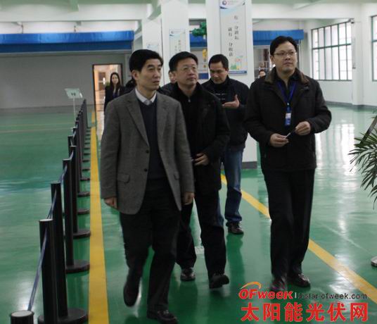 仇副市长一行在埃菲生首席技术官王帆博士等公司领导的陪同下,先后参观了埃菲生公司展示厅、办公区、实验室、生产车间等