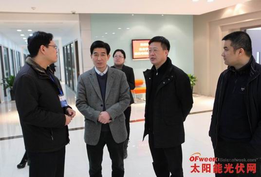 仇副市长一行在埃菲生首席技术官王帆博士等公司领导的陪同下,先后参观了埃菲生公司展示厅、办公区、实验室、生产车间等