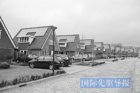 荷兰著名的“太阳城”是全球首个二氧化碳零排放小区,这里家家户户的屋顶铺满太阳能电池板 荷兰著名的“太阳城”是全球首个二氧化碳零排放小区,这里家家户户的屋顶铺满太阳能电池板