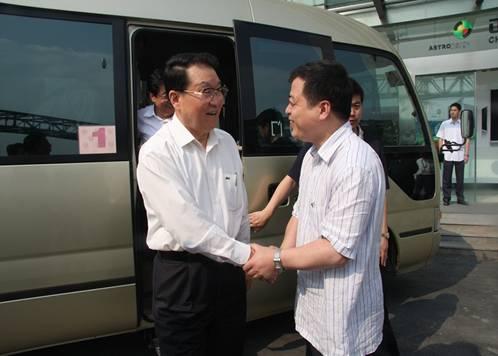 一下车,李长春委员就兴致勃勃地步入了高效薄膜太阳能的生产车间