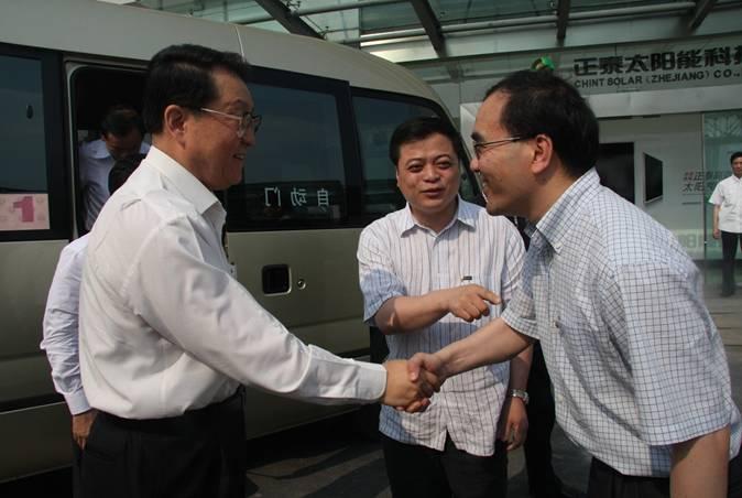 李长春委员与正泰太阳能公司董事长南存辉、总经理杨立友一同参观公司刚投入生产的非晶/微晶叠层高效薄膜太阳能生产线。